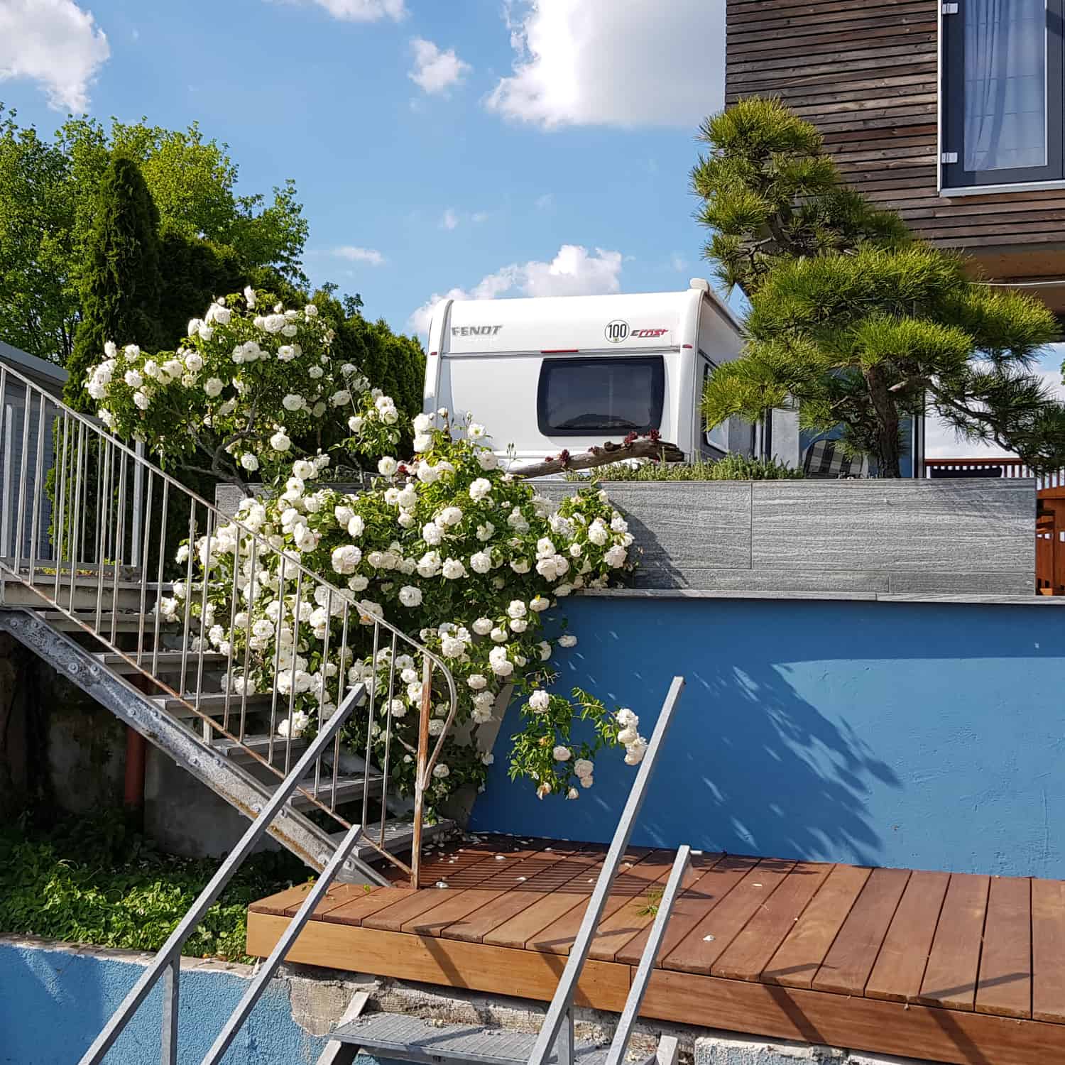 Terrassendesign auf Ebenen mit Blumen