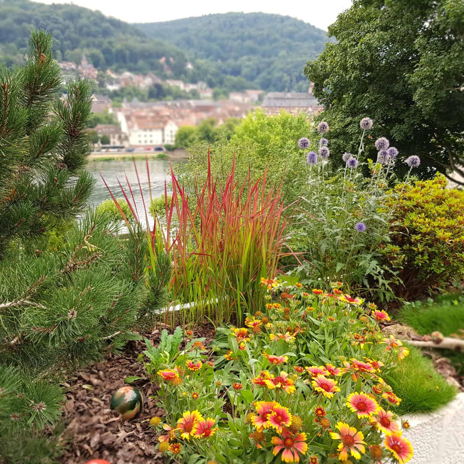 Terrasse mit Blumenbeet