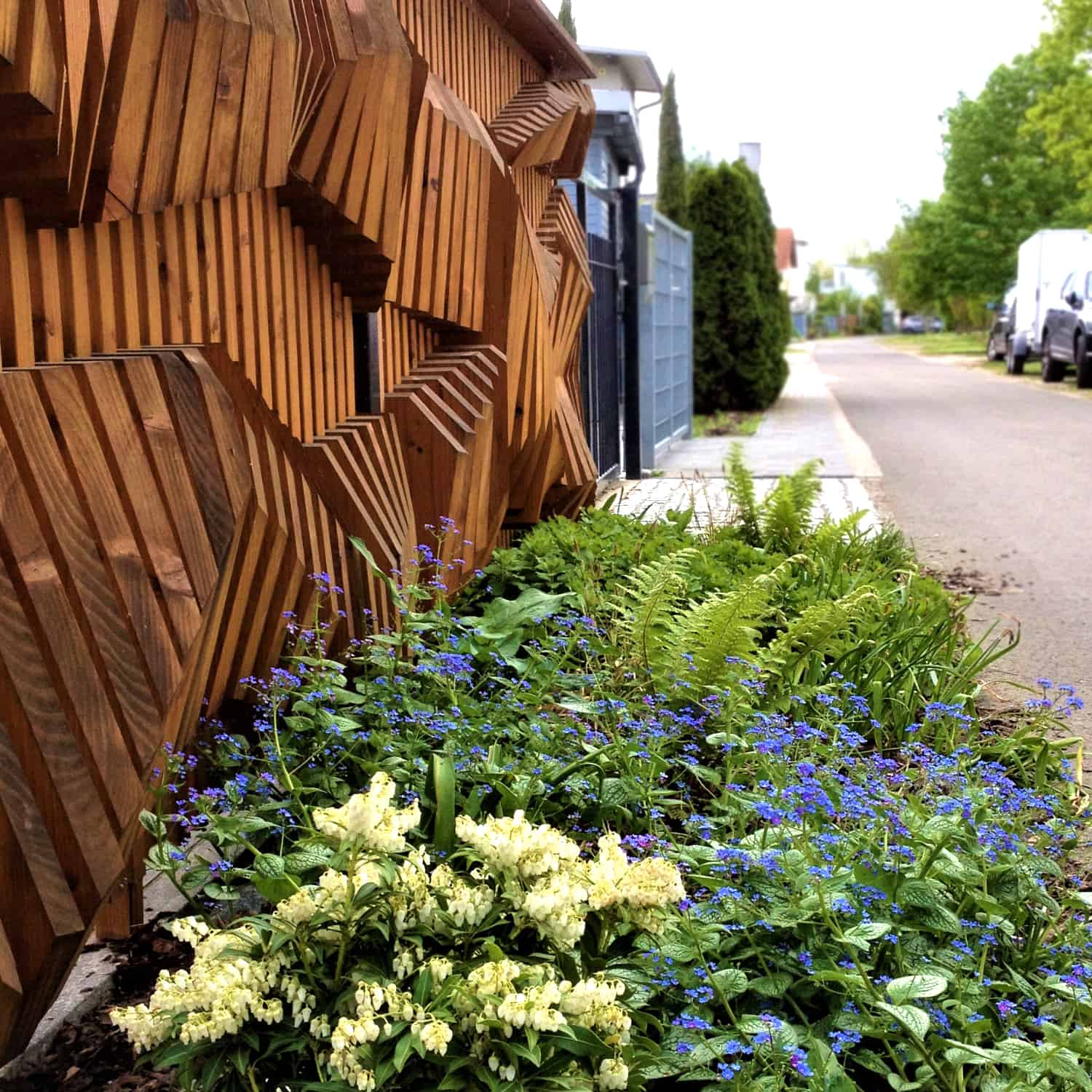 Gartenzaundesign mit Blumenbeet