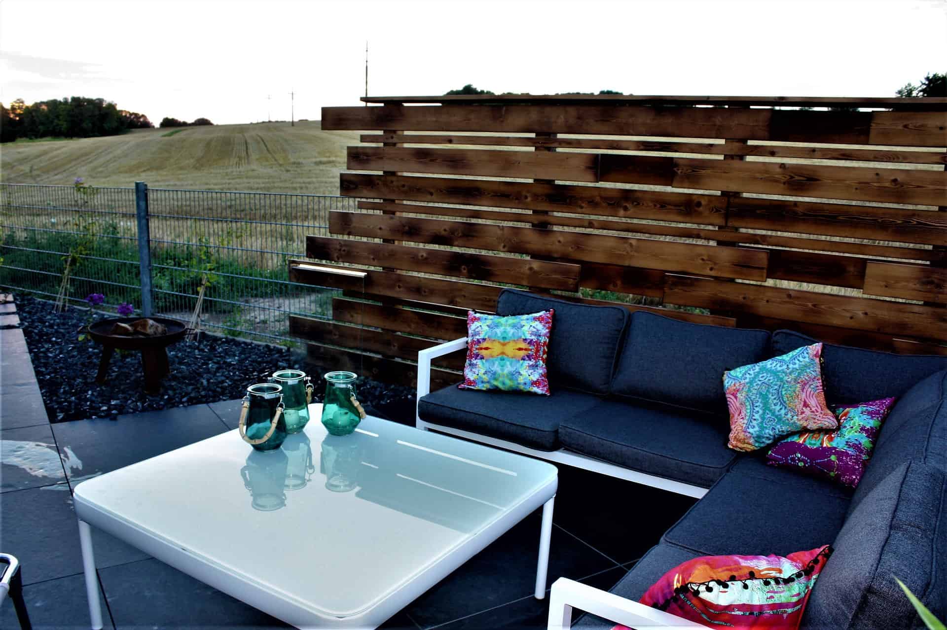 Gartenlounge mit Holzsichtschutz
