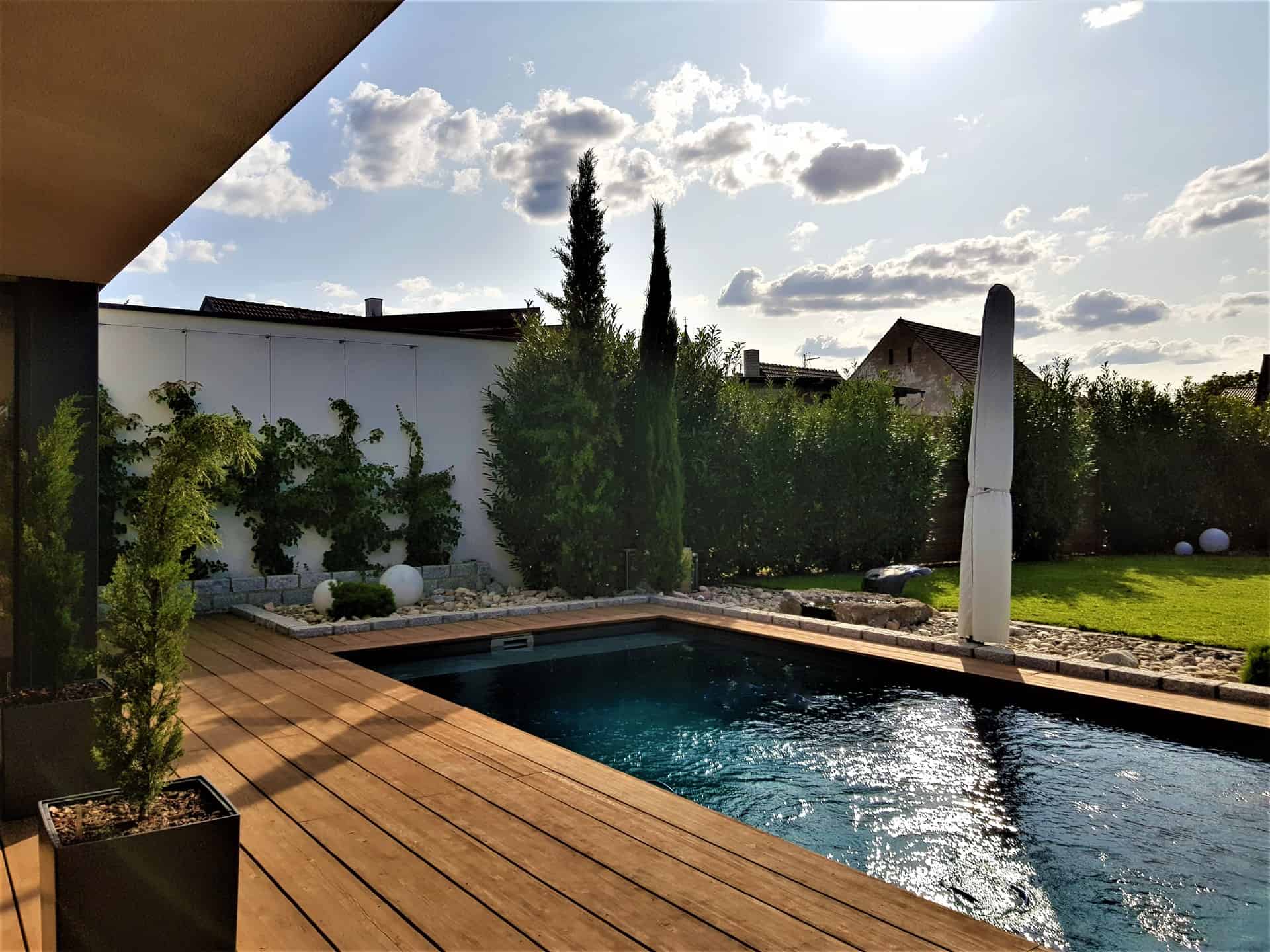 Poolbau mit Holzterrasse & Poolhaus